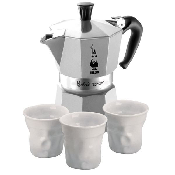 Caffettiera moka con tre tazzine bianche