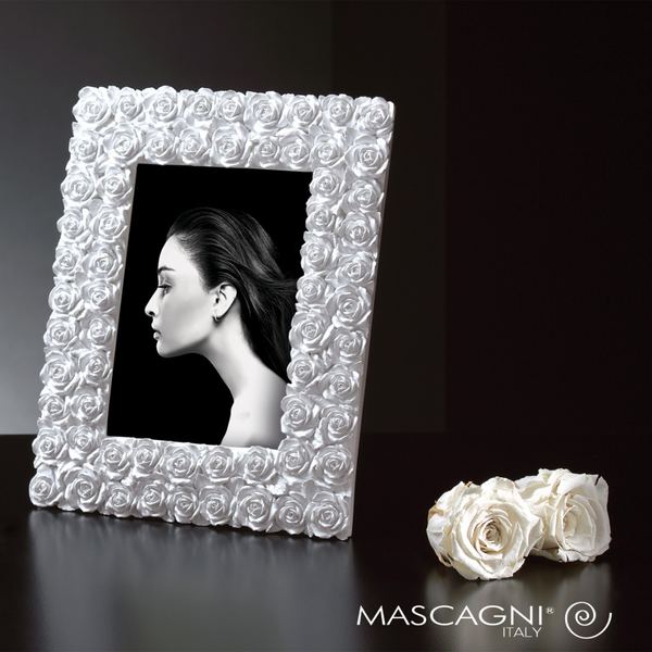 Cornice bianca decorata a rose con una foto in bianco e nero