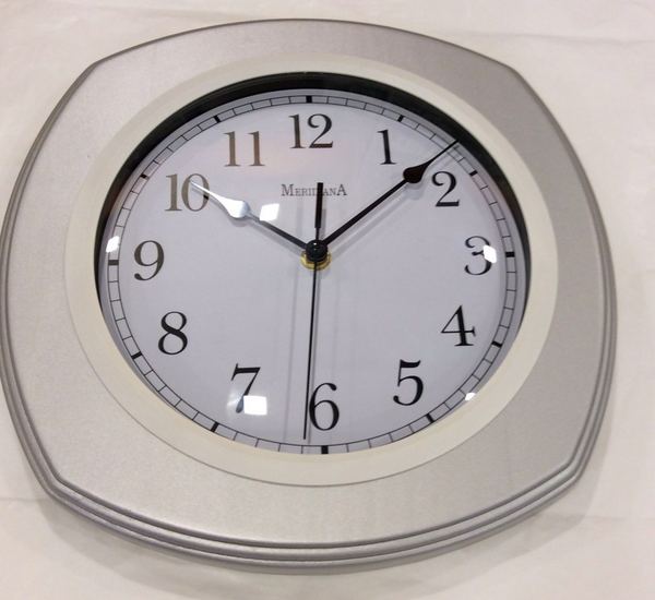 Orologio da parete bianco e argento