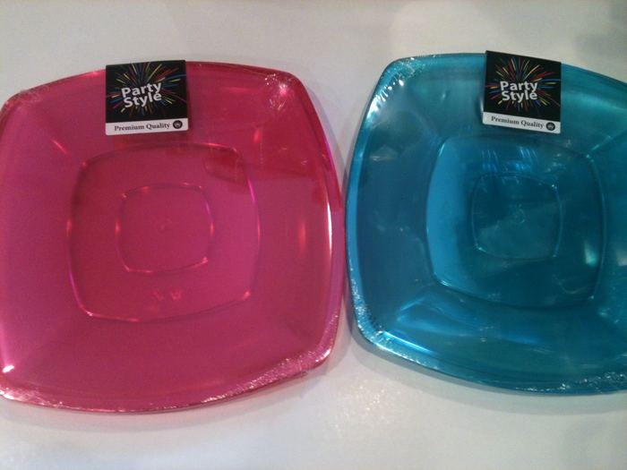 Piatti quadrati colorati fucsia e turchese