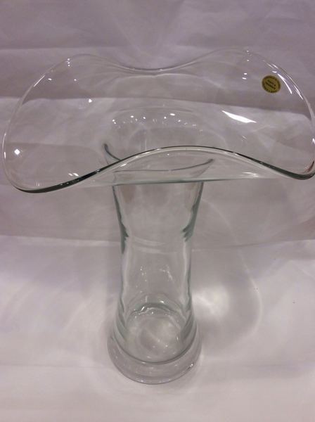 Vaso in cristallo trasparente dalla bocca ondulata