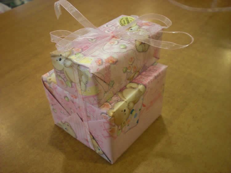 Due scatole regalo incartate con carta a fiori e tulle