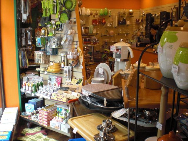 Angolo del reparto cucina con utensili appesi e taglieri