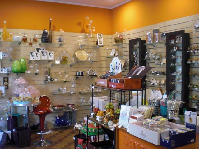 Ambiente con oggetti regalo, vetrine e complementi d'arredo