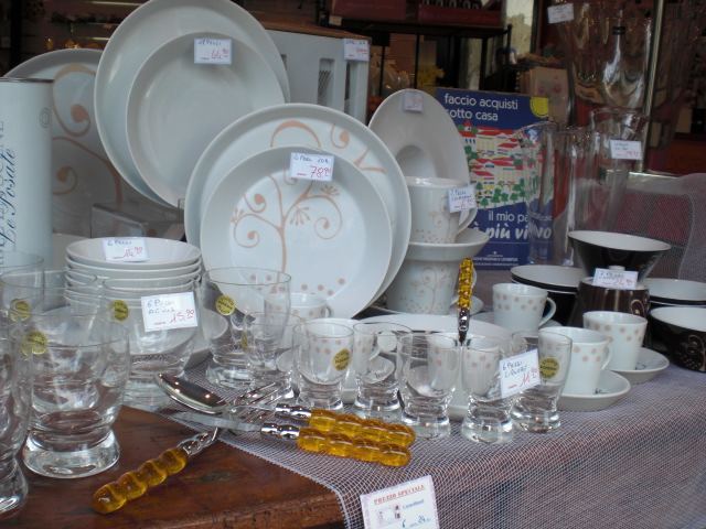 Servizi di piatti bianchi decorati e bicchieri