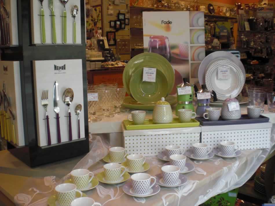 Esposizione di posate, tazze e piatti per la tavola